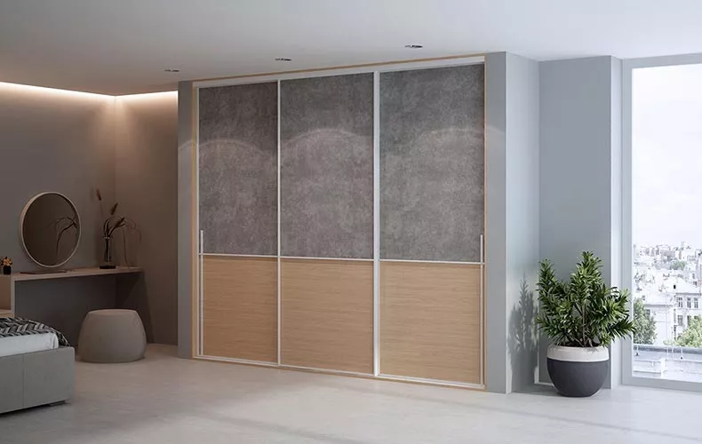 Трёхдверный встроенный шкаф-купе