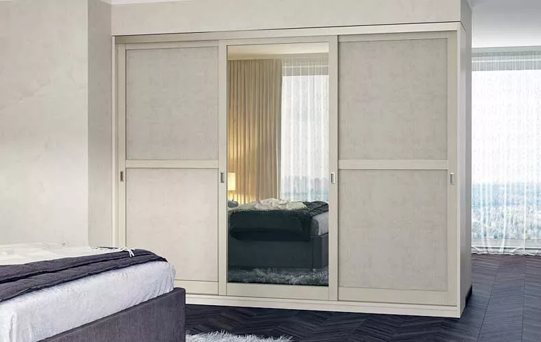 Трехдверный шкаф-купе в спальню