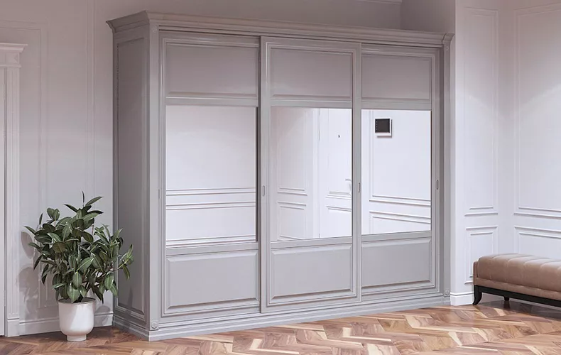 Трёхдверный шкаф-купе в прихожую в классическом стиле