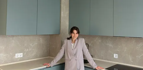 Угловая кухня и большая прихожая для молодой московской семьи в двухкомнатной квартире