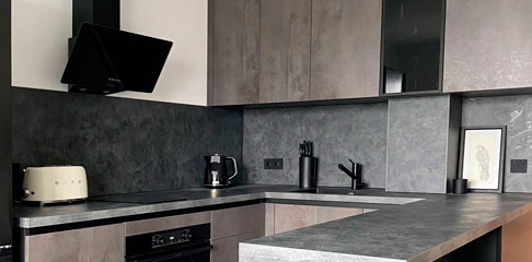 Кухня в стиле лофт и вместительный шкаф для новостройки в Санкт-Петербурге