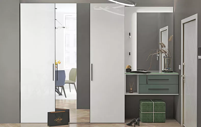 Распашной шкаф в прихожую с зеркалом