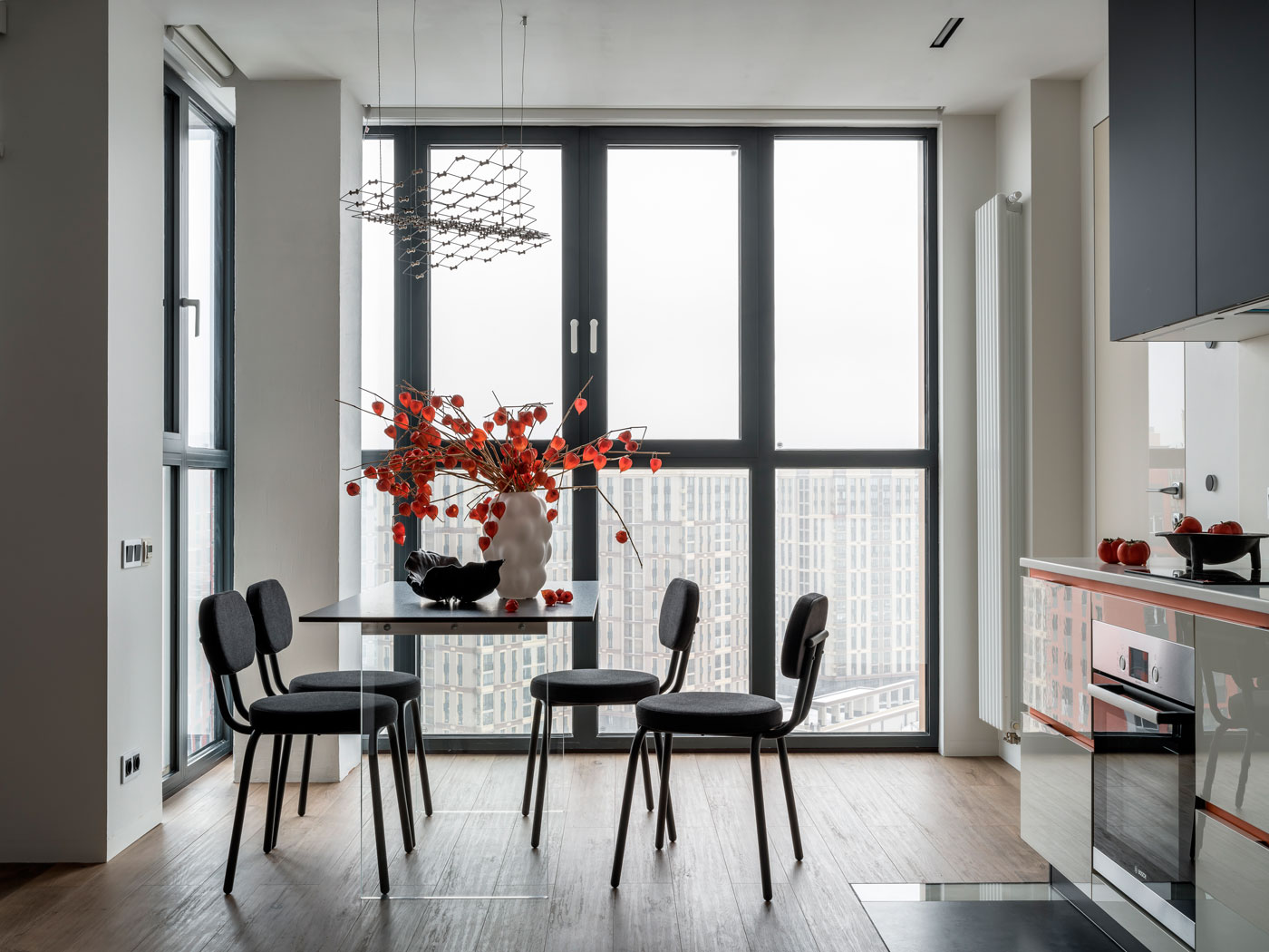 Кандинский, осенний лес и снесенная перегородка: современная квартира для взрослых детей