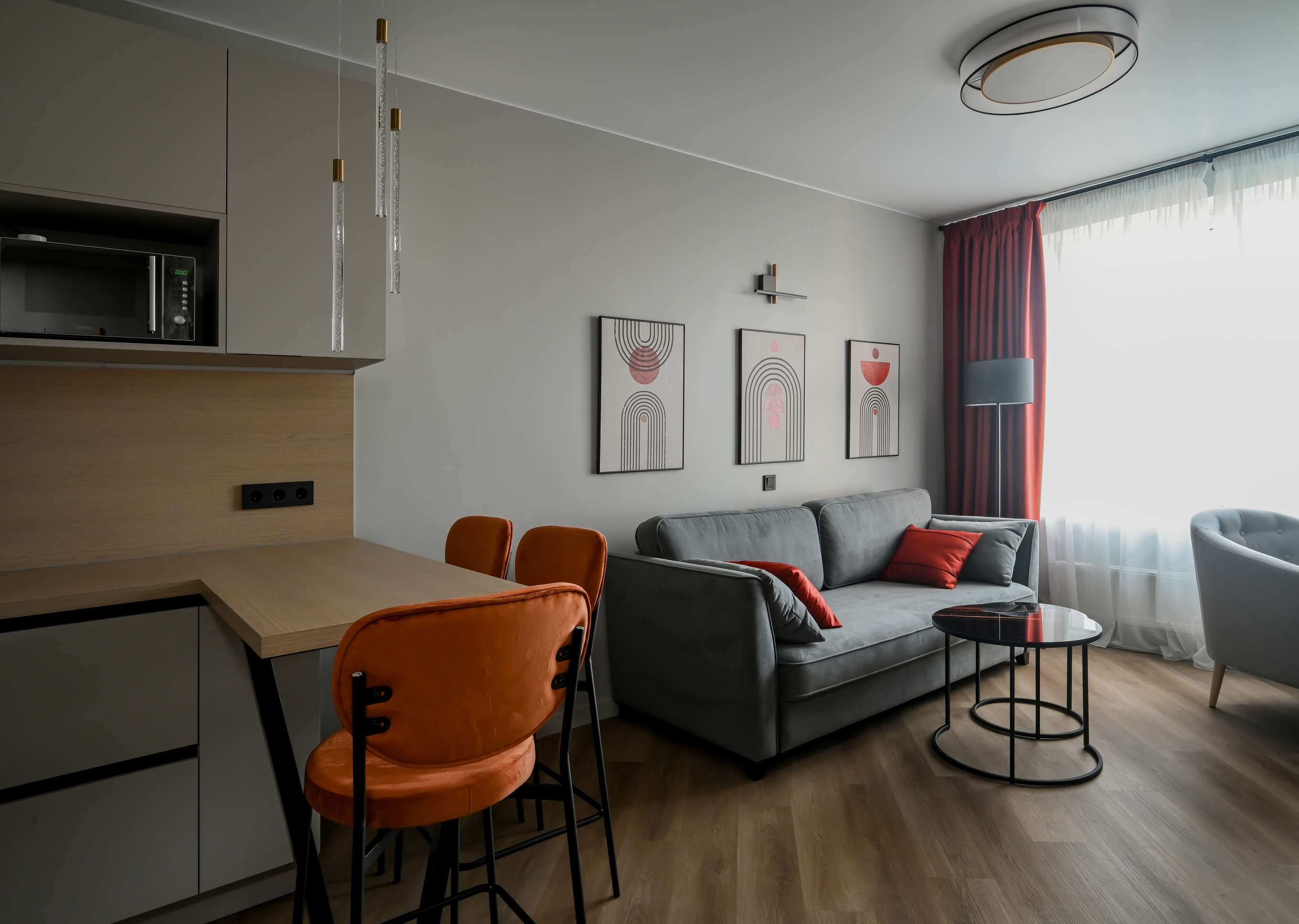 Евродвушка с оранжевыми акцентами для пары без детей