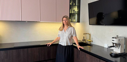 Красивая кухня с золотыми акцентами в двухкомнатной квартире бизнес-класса