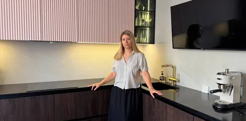 Красивая кухня с золотыми акцентами в двухкомнатной квартире бизнес-класса