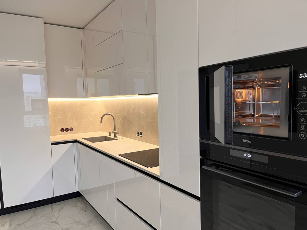 Белоснежная глянцевая кухня в Новой Москве - фото №2