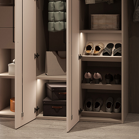 Трёхдверный распашной шкаф с зеркалом в прихожую - детальное фото № 5