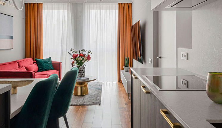 Неакцентная кухня в яркой квартире для молодой пары