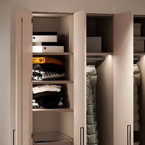 Трёхдверный распашной шкаф с зеркалом в прихожую - детальное фото № 3